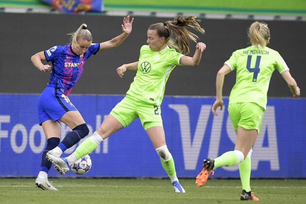WOLFSBURG - (lr) Ana-Maria Crnogorcevic of FC Barcelona, Barca Lynn Wilms of VFL Wolfsburg, Kathrin-Julia Hendrich of VFL Wolfsburg during the Women s Champions League Semifinal match between VFL Wolfsburg and FC Barcelona at the VFL Wolfsburg Arena on April 30, 2022 in Wolfsburg, Germany. ANP Dutch Height Gerrit van Keulen Women s Champions League semi final 2e leg 2021 2022 xVIxANPxSportx xGerritxvanxKeulenxIVx