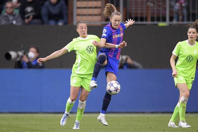 WOLFSBURG - (lr) Felicitas Rauch of VFL Wolfsburg, Caroline Graham Hansen of FC Barcelona, Barca during the Women s Champions League Semifinal match between VFL Wolfsburg and FC Barcelona at the VFL Wolfsburg Arena on April 30, 2022 in Wolfsburg, Germany. ANP Dutch Height Gerrit van Keulen Women s Champions League semi final 2e leg 2021 2022 xVIxANPxSportx xGerritxvanxKeulenxIVx
