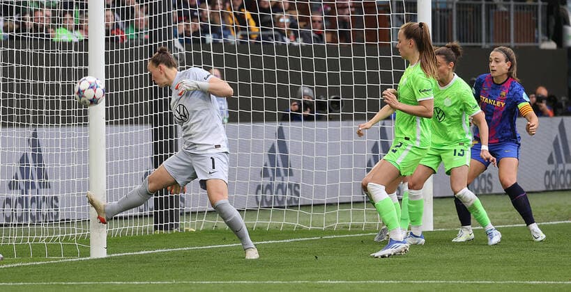 Almuth Schult (VfL Wolfsburg) DFL REGULATIONS PROHIBIT ANY USE OF PHOTOGRAPHS AS IMAGE SEQUENCES AND OR QUASI-VIDEO.