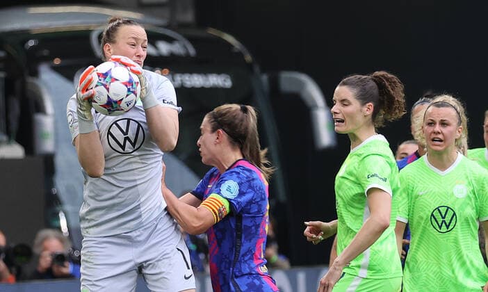 Almuth Schult (VfL Wolfsburg) rettet vor Alexia Putellas FC Barcelona, Barca 11 DFL REGULATIONS PROHIBIT ANY USE OF PHOTOGRAPHS AS IMAGE SEQUENCES AND OR QUASI-VIDEO.