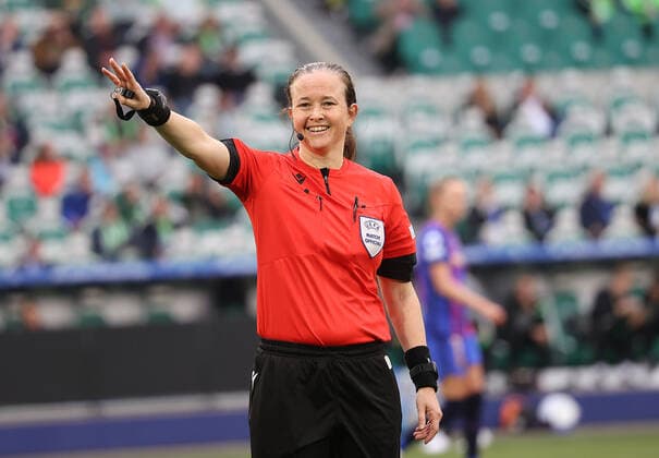 Referee Cheryl Foster DFL REGULATIONS PROHIBIT ANY USE OF PHOTOGRAPHS AS IMAGE SEQUENCES AND OR QUASI-VIDEO.