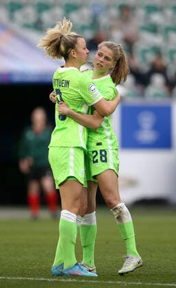 30.04.2022, Fussball Frauen UEFA Champions League 2021 2022, Halbfinale, VfL Wolfsburg - FC Barcelona, Barca in der Volkswagen Arena. Jubel (L-R) Lena Lattwein (VfL Wolfsburg) und Torschütze Tabea Wassmuth (VfL Wolfsburg) zum Tor zum 1:0