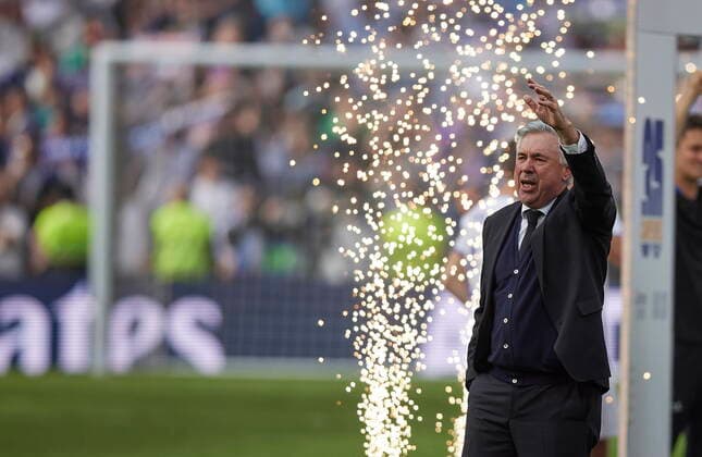Spanien, Madrid, 30.04.2022, Estadio Santiago Bernabeu, Real Madrid v Espanyol CF - LaLiga Santander - Matchday 34, Carlo Ancelotti Head coach (Real Madrid CF) gestures - (Photo EU-Images) Madrid Estadio Santiago Bernabeu Spain
