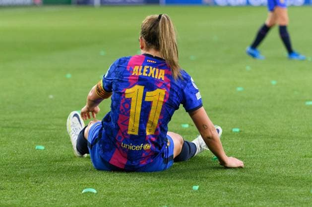 Wolfsburg, Germany, Apr 30th 2022: Alexia Putellas (11 Barcelona) sitting on the pitch during the UEFA Womens Champions League semifinall between VfL Wolfsburg and FC Barceloona at VW Arena in Wolfsburg, Germany. Sven Beyrich SPP VfL Wolfsburg v FC Barcelona, Barca - UEFA Womens Champions League - VW Arena 