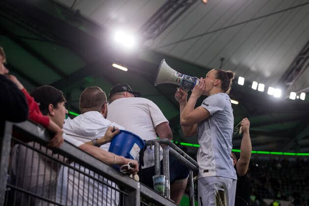 UEFA WOMEN’S CHAMPIONS LEAGUE Halbfinale, VfL Wolfsburg - FC Barcelona, Barca 30.04.2022 Almuth Schult ( 1, VfL Wolfsburg) mit Megafon auf dem Zaun feiert mit den Fans UEFA WOMEN’S CHAMPIONS LEAGUE Halbfinale, VfL Wolfsburg - FC Barcelona, Wolfsburg, Volkswagen Arena Copyright: xBEAUTIFULxSPORTS Wunderlx