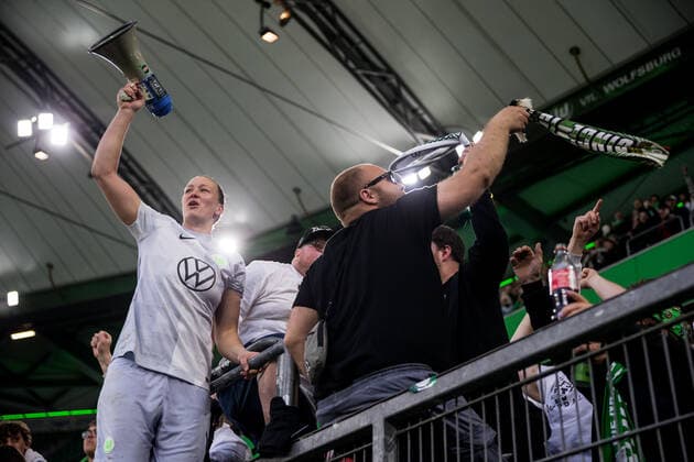 UEFA WOMEN’S CHAMPIONS LEAGUE Halbfinale, VfL Wolfsburg - FC Barcelona, Barca 30.04.2022 Almuth Schult ( 1, VfL Wolfsburg) mit Megafon auf dem Zaun feiert mit den Fans UEFA WOMEN’S CHAMPIONS LEAGUE Halbfinale, VfL Wolfsburg - FC Barcelona, Wolfsburg, Volkswagen Arena Copyright: xBEAUTIFULxSPORTS Wunderlx