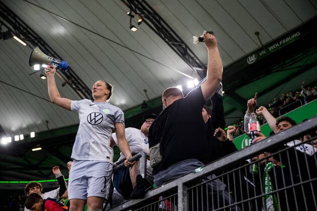 UEFA WOMEN’S CHAMPIONS LEAGUE Halbfinale, VfL Wolfsburg - FC Barcelona, Barca 30.04.2022 Almuth Schult ( 1, VfL Wolfsburg) mit Megafon auf dem Zaun feiert mit den Fans UEFA WOMEN’S CHAMPIONS LEAGUE Halbfinale, VfL Wolfsburg - FC Barcelona, Wolfsburg, Volkswagen Arena Copyright: xBEAUTIFULxSPORTS Wunderlx