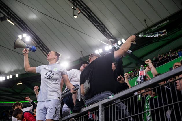 UEFA WOMEN’S CHAMPIONS LEAGUE Halbfinale, VfL Wolfsburg - FC Barcelona, Barca 30.04.2022 Almuth Schult ( 1, VfL Wolfsburg) mit Megafon auf dem Zaun feiert mit den Fans UEFA WOMEN’S CHAMPIONS LEAGUE Halbfinale, VfL Wolfsburg - FC Barcelona, Wolfsburg, Volkswagen Arena Copyright: xBEAUTIFULxSPORTS Wunderlx