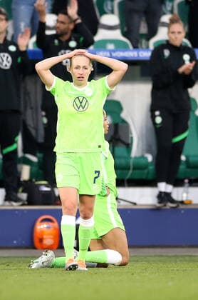 30.04.2022, Fussball Frauen UEFA Champions League 2021 2022, Halbfinale, VfL Wolfsburg - FC Barcelona, Barca in der Volkswagen Arena. Pauline Bremer (VfL Wolfsburg) enttäuscht, trotz des 2:0 Sieges im Rückspiel in Wolfsburg sind die Damen vom VfL Wolfsburg wegen des 5:1 im Hinspiels im Halbfinale der Frauen Championsleague ausgeschieden