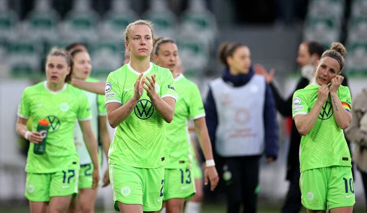 30.04.2022, Fussball Frauen UEFA Champions League 2021 2022, Halbfinale, VfL Wolfsburg - FC Barcelona, Barca in der Volkswagen Arena. vorn Lynn Wilms (VfL Wolfsburg) enttäuscht, trotz des 2:0 Sieges im Rückspiel in Wolfsburg sind die Damen vom VfL Wolfsburg wegen des 5:1 im Hinspiels im Halbfinale der Frauen Championsleague ausgeschieden