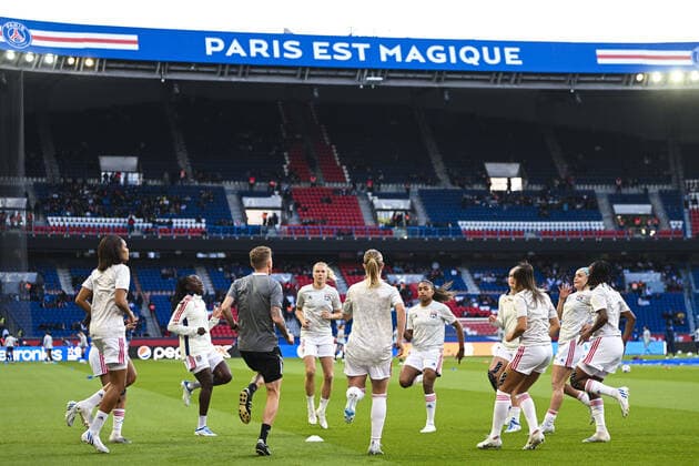 echauffement des joueuses Lyonnaises FOOTBALL : PSG vs OL feminines - 1 2 finale retour League des Champions - 30 04 2022 JBAutissier Panoramic 
