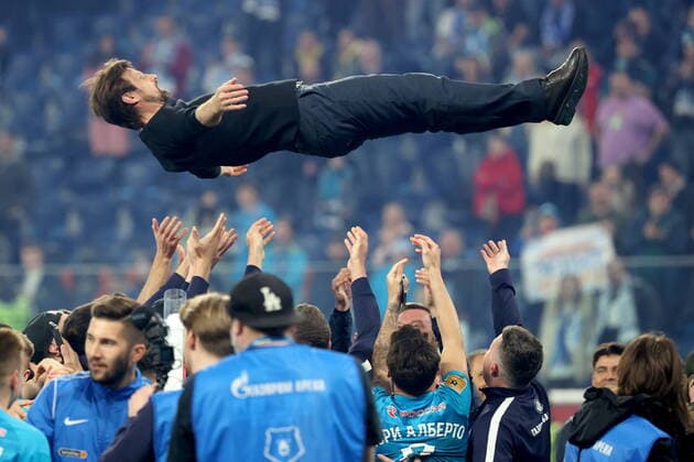 Bilder des Jahres 2022, Sport 04 April Sport Themen der Woche KW17 Sport Bilder des Tages ST PETERSBURG, RUSSIA â€“ APRIL 30, 2022: FC Zenit St Petersburg s players throw head coach Sergei Semak into the air as they celebrate after their 2021 22 Russian Premier League Round 27 football match against FC Lokomotiv Moscow at Gazprom Arena Stadium. FC Zenit has won the Russian Premier League for the fourth time in a row. Alexander Demianchuk TASS  TS12F374