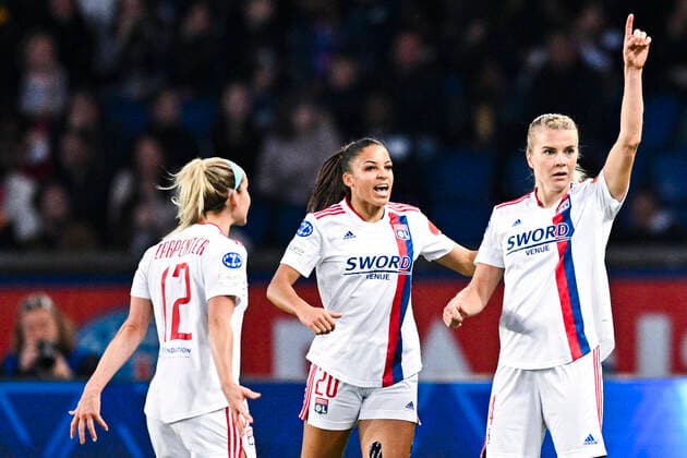 joie des joueuses de l OL apres le but de Ada Hegerberg (OL) FOOTBALL : PSG vs OL feminines - 1 2 finale retour League des Champions - 30 04 2022 JBAutissier Panoramic 