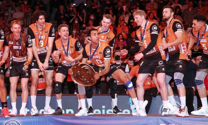 Bilder des Jahres 2022, Sport 04 April Sport Themen der Woche KW17 Sport Bilder des Tages Deutscher Meister BR Volleys Benjamin Patch mit Meisterschale Volleyball Playoff Finale 5.Spiel Bundesliga Herren Saison 2021 2022 30.04.2022 BR Volleys Berlin BRV vs. VfB Friedrichshafen *** German champion BR Volleys Benjamin patch with championship trophy sports volleyball playoff final 5 game Bundesliga men season 2021 2022 30 04 2022 BR Volleys Berlin BRV vs VfB Friedrichshafen