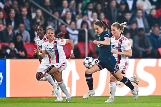 Sara Dabritz (PSG) vs Amandine Henry (OL) FOOTBALL : PSG vs OL feminines - 1 2 finale retour League des Champions - 30 04 2022 JBAutissier Panoramic 