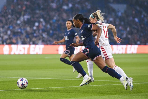 Grace Geyoro (PSG) vs Ellie Carpentier (OL) FOOTBALL : PSG vs OL feminines - 1 2 finale retour League des Champions - 30 04 2022 JBAutissier Panoramic 