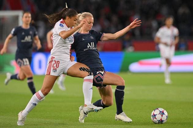 Parc des Princes Delphine Cascarino ( 20 Olympique Lyonnais) and Amanda Ilestedt ( 15 Paris Saint-Germain) during the UEFA Womens Champions League semifinal between Paris Saint-Germain FC and Olympique Lyonnais at Parc des Princes in Paris, France Cristiano Mazzi SPP Paris Saint-Germain FC v Olympique Lyonnais - UEFA Womens Champions League semifinal - Parc des Princes - Paris, France 