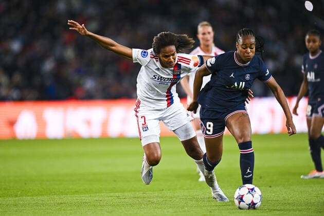 Marie Antoinette Katoto (PSG) vs Wendie Renard (OL) FOOTBALL : PSG vs OL feminines - 1 2 finale retour League des Champions - 30 04 2022 JBAutissier Panoramic 