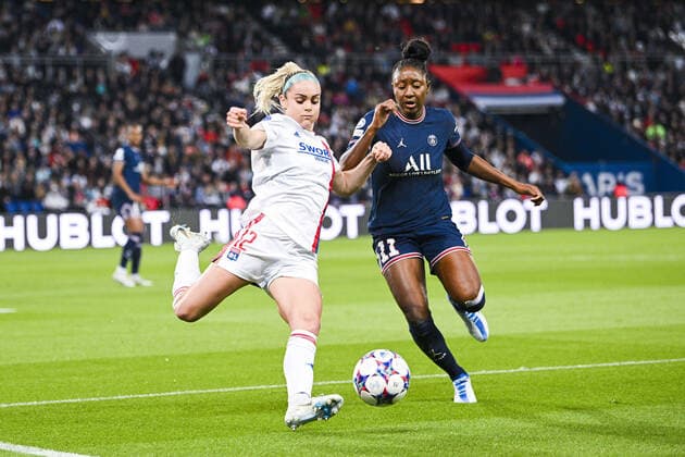 Kadidiatou Diani (PSG) vs Ellie Carpentier (OL) FOOTBALL : PSG vs OL feminines - 1 2 finale retour League des Champions - 30 04 2022 JBAutissier Panoramic 