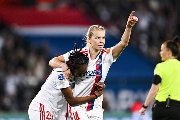 joie des joueuses de l OL apres le but de Ada Hegerberg (OL) qui sera refuse FOOTBALL : PSG vs OL feminines - 1 2 finale retour League des Champions - 30 04 2022 JBAutissier Panoramic 