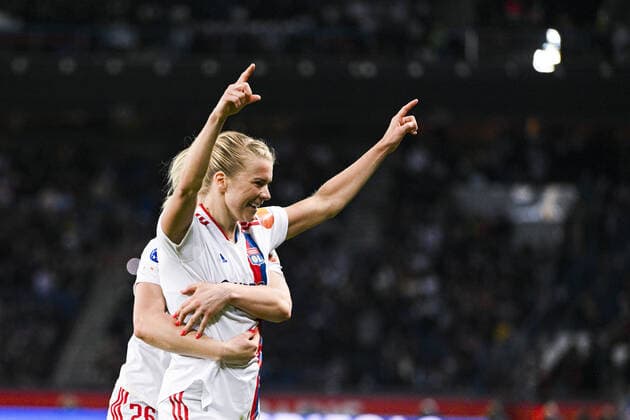 joie des joueuses de l OL apres le but de Ada Hegerberg (OL) qui sera refuse FOOTBALL : PSG vs OL feminines - 1 2 finale retour League des Champions - 30 04 2022 JBAutissier Panoramic 