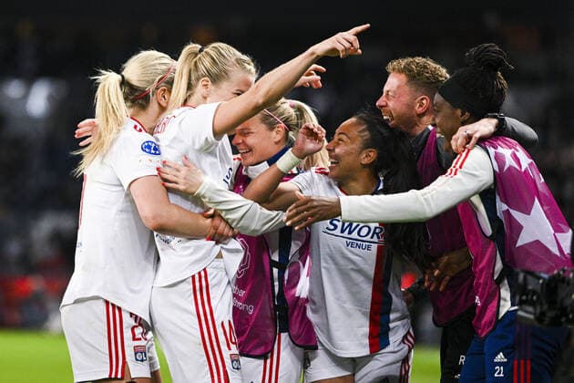 joie des joueuses de l OL apres le but de Ada Hegerberg (OL) qui sera refuse FOOTBALL : PSG vs OL feminines - 1 2 finale retour League des Champions - 30 04 2022 JBAutissier Panoramic 