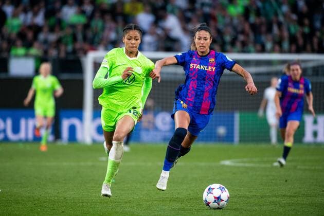 Sveindis Jonsdottir (VfL Wolfsburg) im Zweikampf mit Leila Ouahabi FC Barcelona, Barca , GER, VfL Wolfsburg vs. FC Barcelona, UEFA Womens Champions League, Halbfinale Rueckspiel, Spielzeit 2021 2022, 30.04.2022 GER, VfL Wolfsburg vs. FC Barcelona, UEFA Womens Champions League, Halbfinale Rueckspiel, Spielzeit 2021 2022, 30.04.2022 Wolfsburg Copyright: xEibner Memmlerx EP_MMR