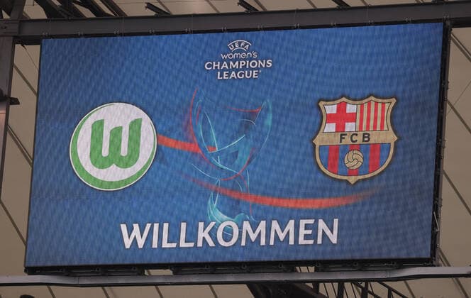 Anzeigentafel VfL Wolfsburg gegen FC Barcelona, Barca DFL REGULATIONS PROHIBIT ANY USE OF PHOTOGRAPHS AS IMAGE SEQUENCES AND OR QUASI-VIDEO.