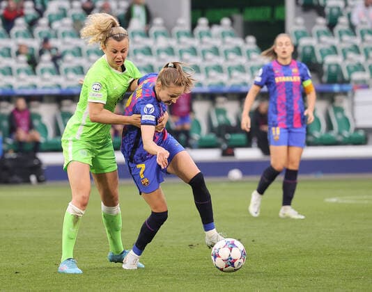 Lena Lattwein (VfL Wolfsburg) im Duell mit Caroline Graham Hansen FC Barcelona, Barca DFL REGULATIONS PROHIBIT ANY USE OF PHOTOGRAPHS AS IMAGE SEQUENCES AND OR QUASI-VIDEO.