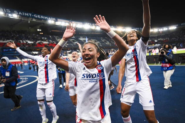 joie des joueuses de lyon en fin de match Wendie Renard (OL) Selma Bacha (OL) FOOTBALL : PSG vs OL feminines - 1 2 finale retour League des Champions - 30 04 2022 JBAutissier Panoramic 