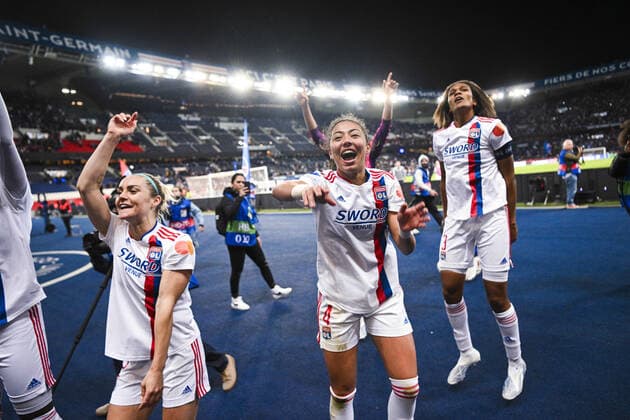 joie des joueuses de lyon en fin de match Wendie Renard (OL) Selma Bacha (OL) FOOTBALL : PSG vs OL feminines - 1 2 finale retour League des Champions - 30 04 2022 JBAutissier Panoramic 
