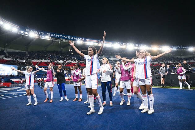 joie des joueuses de lyon en fin de match Wendie Renard (OL) - clapping FOOTBALL : PSG vs OL feminines - 1 2 finale retour League des Champions - 30 04 2022 JBAutissier Panoramic 