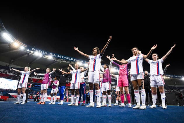 joie des joueuses de lyon en fin de match Wendie Renard (OL) - clapping FOOTBALL : PSG vs OL feminines - 1 2 finale retour League des Champions - 30 04 2022 JBAutissier Panoramic 