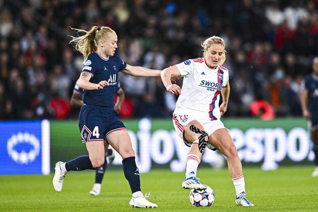 Lindsey Horan (OL) vs Paulina Dudek (PSG) FOOTBALL : PSG vs OL feminines - 1 2 finale retour League des Champions - 30 04 2022 JBAutissier Panoramic 