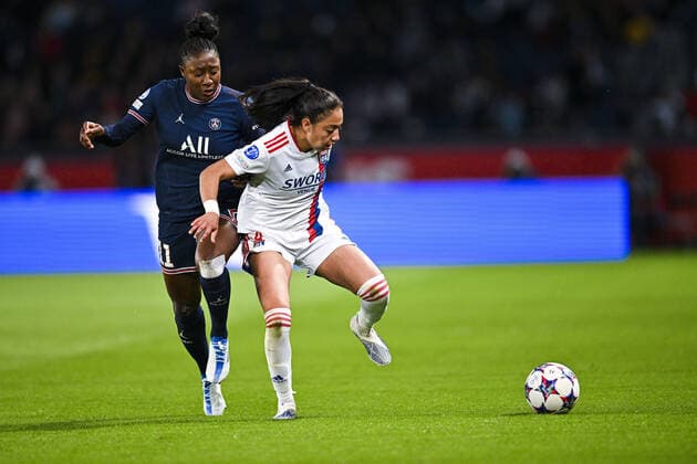 Selma Bacha (OL) vs Kadidiatou Diani (PSG) FOOTBALL : PSG vs OL feminines - 1 2 finale retour League des Champions - 30 04 2022 JBAutissier Panoramic 