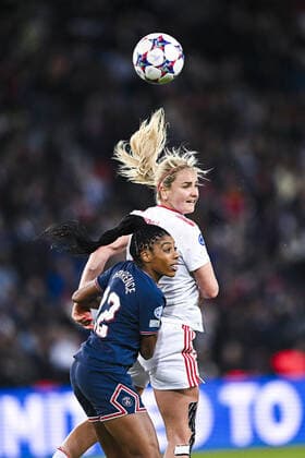Lindsey Horan (OL) vs Ashley Lawrence (PSG) FOOTBALL : PSG vs OL feminines - 1 2 finale retour League des Champions - 30 04 2022 JBAutissier Panoramic 
