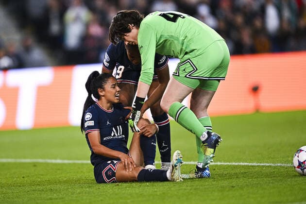 blessure de Sakina Karchaoui (PSG) FOOTBALL : PSG vs OL feminines - 1 2 finale retour League des Champions - 30 04 2022 JBAutissier Panoramic 