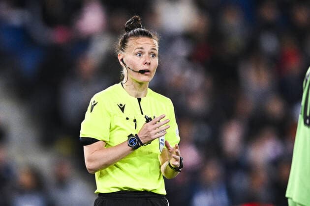 Rebecca Welch - aribitre FOOTBALL : PSG vs OL feminines - 1 2 finale retour League des Champions - 30 04 2022 JBAutissier Panoramic 
