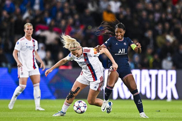 Lindsey Horan (OL) vs Grace Geyoro (PSG) FOOTBALL : PSG vs OL feminines - 1 2 finale retour League des Champions - 30 04 2022 JBAutissier Panoramic 