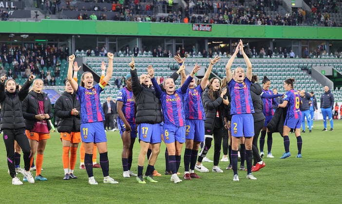 Barcelona feiert den Finaleinzug mit den Fans, Alexia Putellas FC Barcelona, Barca 11, Pereira (FC Barcelona)17, Pina (FC Barcelona)6, Irene (FC Barcelona)2 DFL REGULATIONS PROHIBIT ANY USE OF PHOTOGRAPHS AS IMAGE SEQUENCES AND OR QUASI-VIDEO.