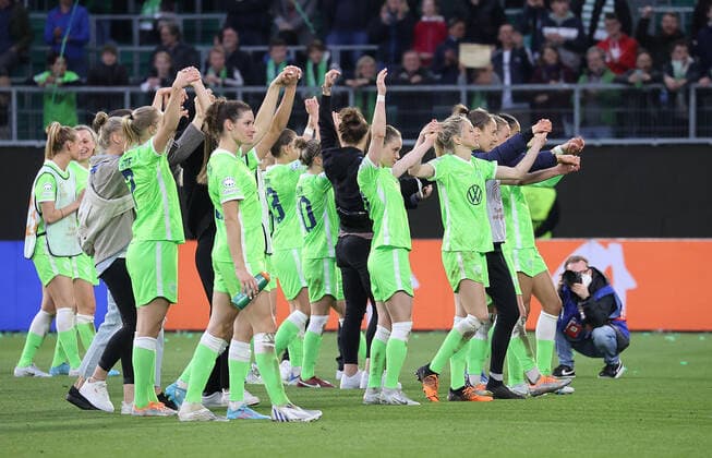Die Wolfsburgerinnen feiern mit ihren Fans DFL REGULATIONS PROHIBIT ANY USE OF PHOTOGRAPHS AS IMAGE SEQUENCES AND OR QUASI-VIDEO.