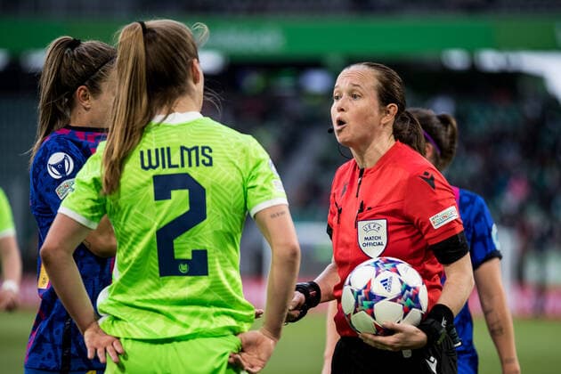 UEFA WOMEN’S CHAMPIONS LEAGUE Halbfinale, VfL Wolfsburg - FC Barcelona, Barca 30.04.2022 Schiedsrichterin Cheryl Foster (WAL) diskutiert mit Alexia Putellas (FC Barcelona, 11) und Lynn Wilms ( 2, VfL Wolfsburg) UEFA WOMEN’S CHAMPIONS LEAGUE Halbfinale, VfL Wolfsburg - FC Barcelona, Wolfsburg, Volkswagen Arena Copyright: xBEAUTIFULxSPORTS Wunderlx