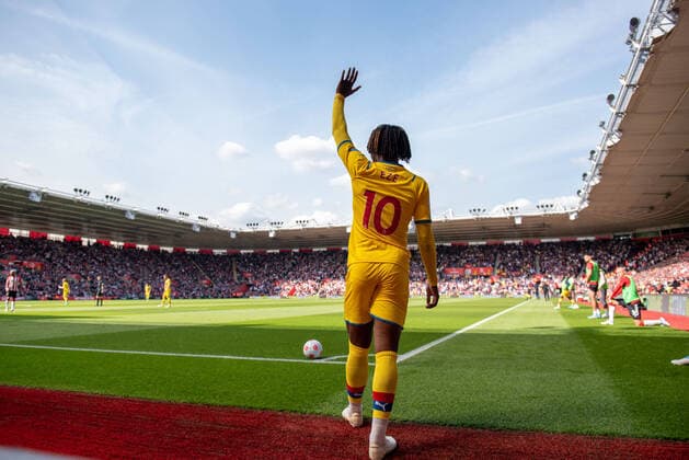 Bilder des Jahres 2022, Sport 04 April Sport Themen der Woche KW17 Sport Bilder des Tages SOUTHAMPTON, ENGLAND - APRIL 30: Eberechi Eze take corner kick during the Premier League match between Southampton and Crystal Palace at St Mary s Stadium on April 30, 2022 in Southampton, United K EDITORIAL USE ONLY. No use with unauthorized audio, video, data, fixture lists, club league logos or live services. Online in-match use limited to 120 images, no video emulation. No use in betting, games or single club league player publications Southampton v Crystal Palace - Premier League Copyright: xSebastianxFrejx