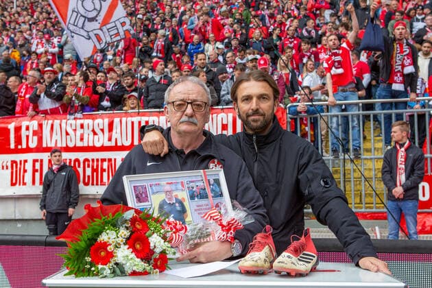 Bilder des Jahres 2022, Sport 04 April Sport Themen der Woche KW17 Sport Bilder des Tages Kaiserslautern, Deutschland 30. April 2022: 3. Liga - 2021 2022 - 1. FC Kaiserslautern vs. Borussia Dortmund II v.li. Zeugwart Wolfgang Wittich (FCK) und Geschaeftsfuehrer Thomas Hengen (FCK) bei Wittichs Verabschiedung in den Ruhestand DFB regulations prohibit any use of photographs as image sequences and or quasi-video. Fritz Walter Stadion Rheinland-Pfalz *** Kaiserslautern, Germany 30 April 2022 3 Liga 2021 2022 1 FC Kaiserslautern vs Borussia Dortmund II v li Zeugwart Wolfgang Wittich FCK and Geschaeftsfuehrer Sport Thomas Hengen FCK at Wittichs retirement DFB regulations prohibit any use of photographs as image sequences and or quasi video Fritz Walter Stadion Rheinland Pfalz Copyright: xFotostandx xSchmittx