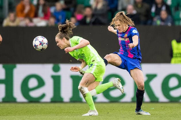 UEFA WOMEN’S CHAMPIONS LEAGUE Halbfinale, VfL Wolfsburg - FC Barcelona, Barca 30.04.2022 Ewa Pajor ( 17, VfL Wolfsburg), Leila Ouahabi (FC Barcelona, 15) UEFA WOMEN’S CHAMPIONS LEAGUE Halbfinale, VfL Wolfsburg - FC Barcelona, Wolfsburg, Volkswagen Arena Copyright: xBEAUTIFULxSPORTS Wunderlx