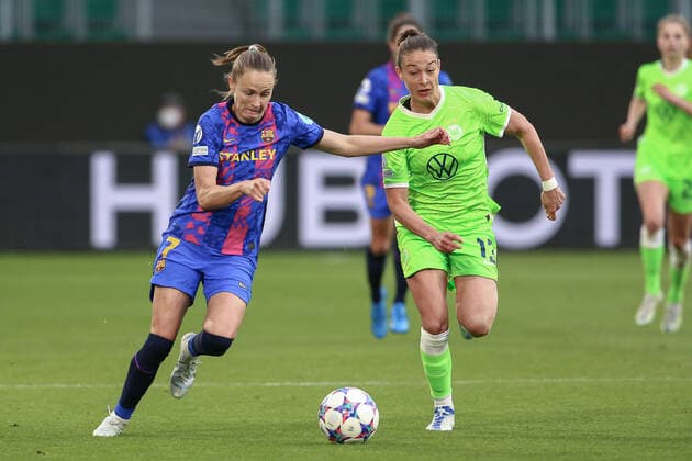 v.li.: Caroline Graham Hansen FC Barcelona, Barca Barca, 7) und Felicitas Rauch (VfL Wolfsburg, 13) im Zweikampf, Duell, Dynamik, Aktion, Action, Spielszene, 30.04.2022, Wolfsburg (Deutschland), Fussball, UEFA Womens Champions League, VfL Wolfsburg - FC Barcelona