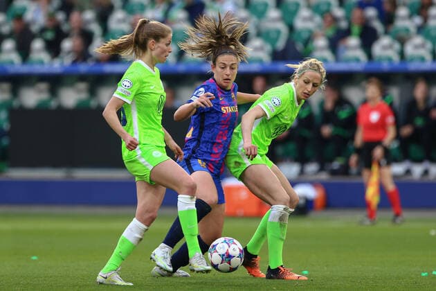 v.li.: Tabea Waßmuth (VfL Wolfsburg, 28), Alexia Putellas FC Barcelona, Barca Barca, 11) und Kathrin Hendrich (Kathy, VfL Wolfsburg, 4) im Zweikampf, Duell, Dynamik, Aktion, Action, Spielszene, 30.04.2022, Wolfsburg (Deutschland), Fussball, UEFA Womens Champions League, VfL Wolfsburg - FC Barcelona