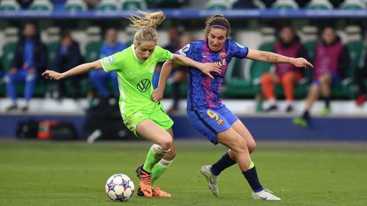 v.li.: Kathrin Hendrich (Kathy, VfL Wolfsburg, 4) und Mariona Caldentey FC Barcelona, Barca Barca, 9) im Zweikampf, Duell, Dynamik, Aktion, Action, Spielszene, 30.04.2022, Wolfsburg (Deutschland), Fussball, UEFA Womens Champions League, VfL Wolfsburg - FC Barcelona