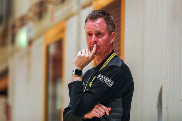 Andre Fuhr (Borussia Dortmund BVB Handball Damen, Chef-Trainer) unzufrieden, enttäuscht enttaeuscht, gestikuliert, Gestik, GER, Borussia Dortmund BVB vs. SG BBM Bietigheim, Fussball, 1. Handball Frauen Bundesliga, 23. Spieltag, Saison 2021 2022, 30.04.2022, DFB DFL regulations prohibit any use of photographs as image sequences and or quasi-video., GER, Borussia Dortmund BVB vs. SG BBM Bietigheim, Fussball, 1. Handball Frauen Bundesliga, 23. Spieltag, Saison 2021 2022, 30.04.2022 Dortmund Copyright: xEibner-Pressefoto GabrielxBoiax EP_EEP