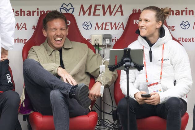 1. FSV Mainz 05 - FC Bayern München, 1. FBL Links Trainer Julian Nagelsmann (Bayern München), rechts Teammanagerin Kathleen Krüger (Bayern München). Bundesligaspiel zwischen dem 1. FSV Mainz 05 und dem FC Bayern München am 30. April 2022 in der Mewa Arena in Mainz. Nach Vorgaben der DFL, Deutsche Fußball Liga, ist es untersagt, in dem Stadion und oder vom Spiel angefertigte Fotoaufnahmen in Form von Sequenzbildern und oder videoähnlichen Fotostrecken zu verwerten bzw. verwerten zu lassen., Mainz Rheinland-Pfalz Deutschland Mewa Arena *** 1 FSV Mainz 05 FC Bayern Munich, 1 FBL Left coach Julian Nagelsmann Bayern Munich , right team manager Kathleen Krüger Bayern Munich Bundesliga match between the 1 FSV Mainz 05 and FC Bayern Munich on April 30, 2022 in the Mewa Arena in Mainz According to specifications of the DFL, German Football League, it is prohibited in the stadium and or from the game made photographs in the form of sequence images and or video-like photo series to exploit or to let exploit , Mainz Rhineland Palatinate Germany Mewa Arena